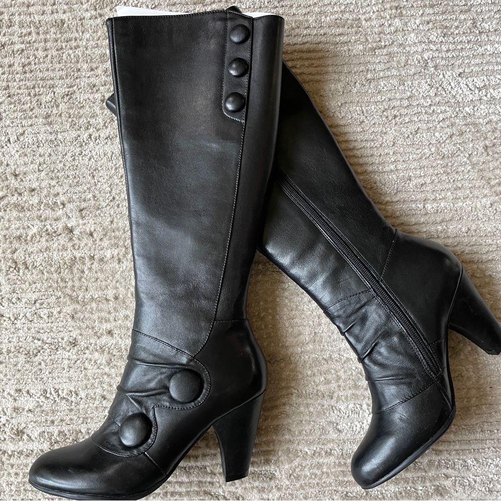 Miz Mooz Caddy High Leather Boots Size 6
NEW IN BOX